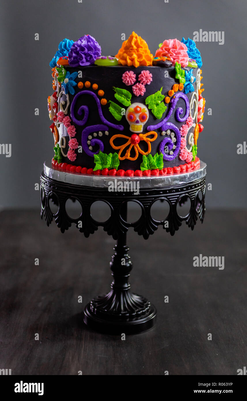 Dia De Los Muertos Gastronomique Gateau Decore Avec Du Glacage Buttercream Colores Et Cupcake Toppers Gommeux Photo Stock Alamy