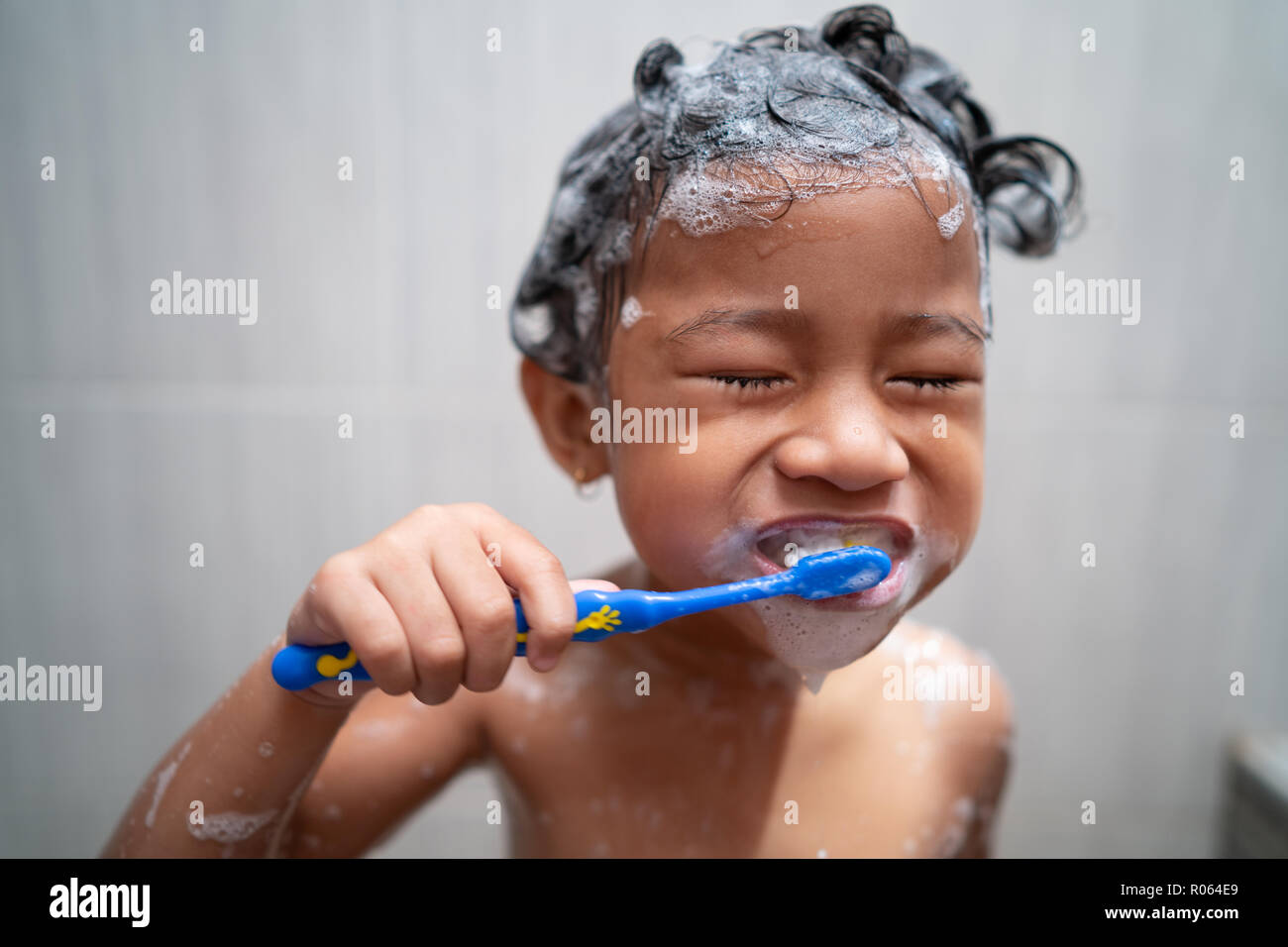 Se brosser les dents dans la salle de bains Banque D'Images