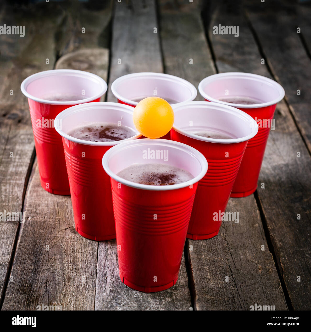 Partie collège sport - Beer Pong table avec des verres en plastique, fond  en bois rustique Photo Stock - Alamy