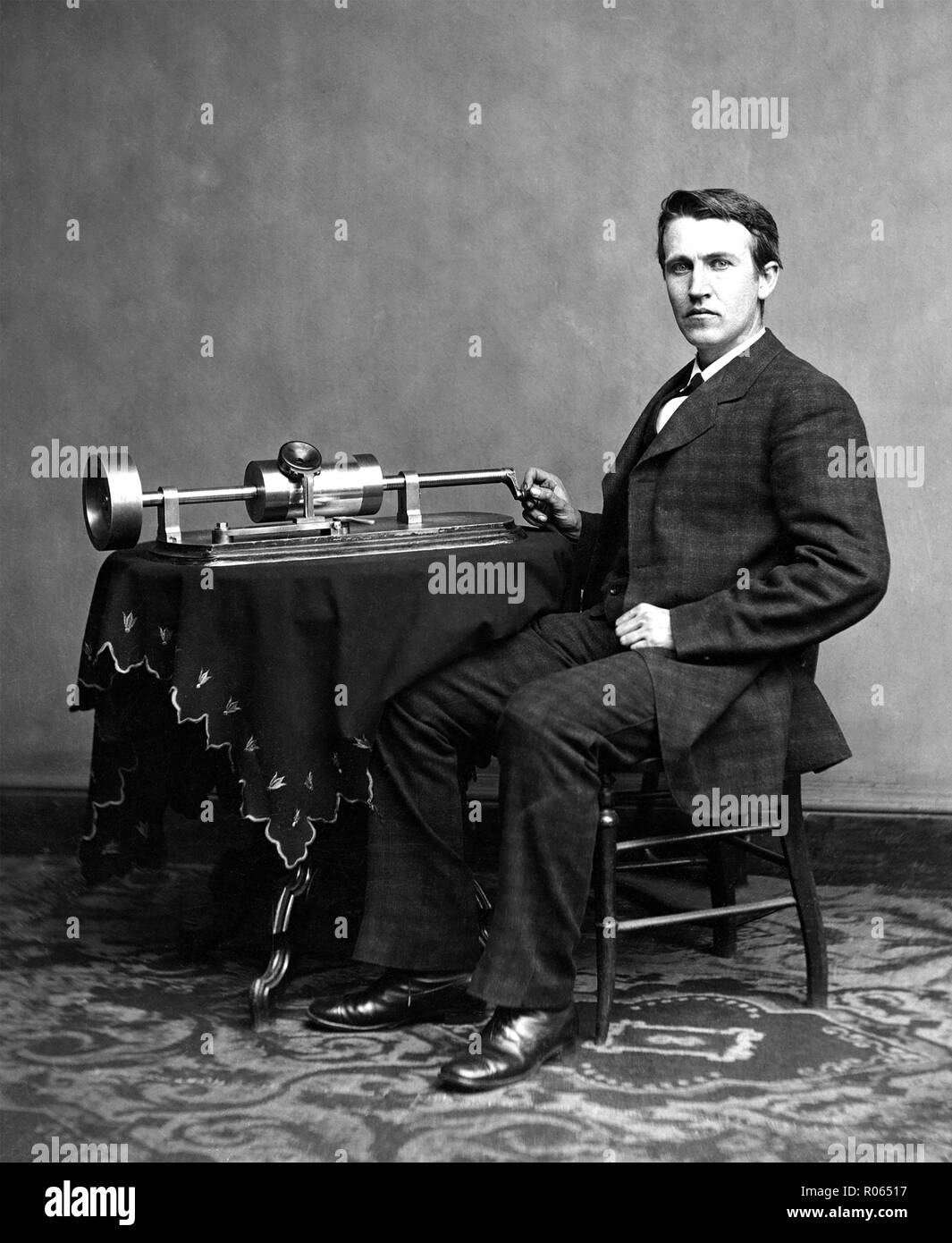 THOMAS Edison (1847-1931) l'inventeur américain et homme d'affaires. Mathew Brady's photo de phonographe Edison avec son deuxième modèle prises à Washington en avril 1878. Banque D'Images