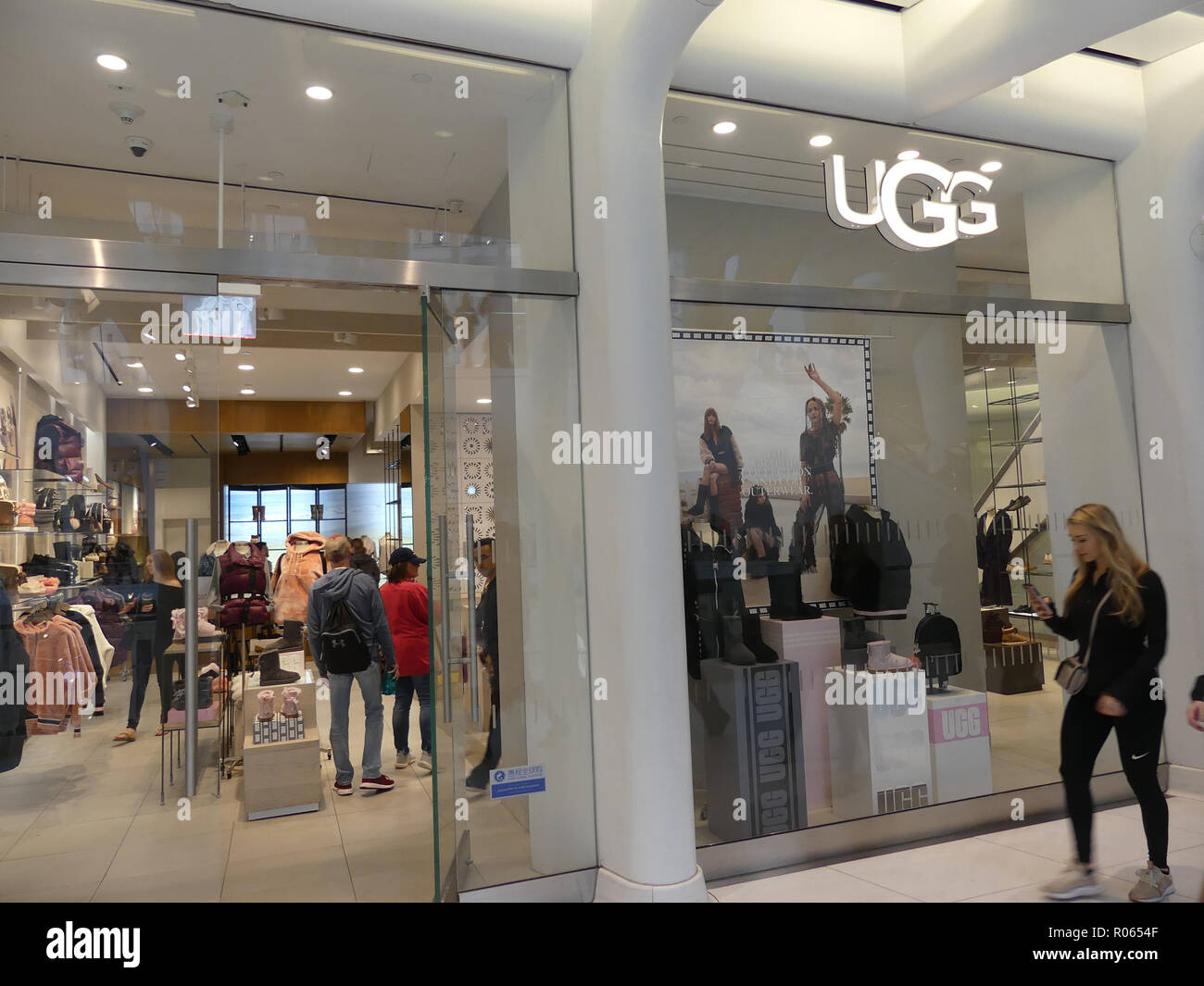 UGG STORE dans la Westfield Mall World Trade Center à côté de la place de  la catastrophe du 11 septembre à New York. Photo : Tony Gale Photo Stock -  Alamy