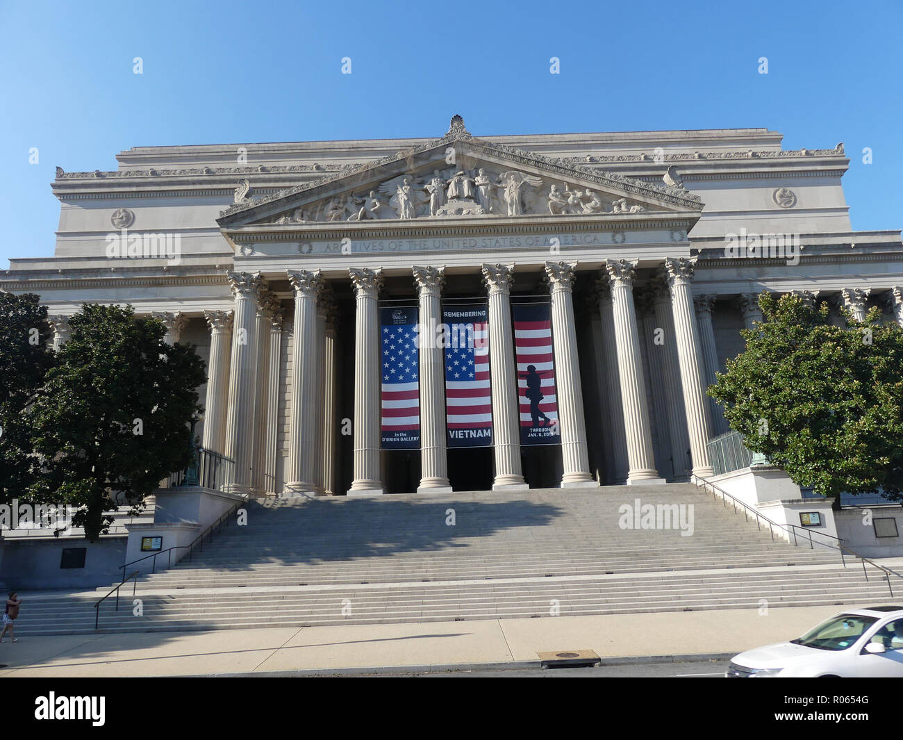 L'ÉDIFICE DES ARCHIVES NATIONALES entrée rotonde sur Constitution Avenue, Washington D.C. Photo : Tony Gale Banque D'Images