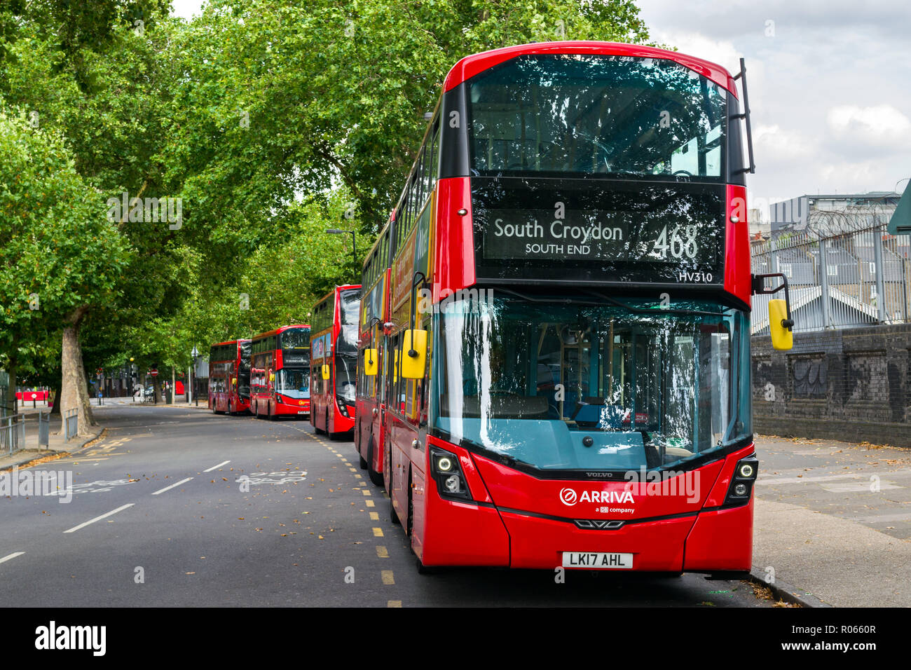 Un Wright Gemini 3 corsé Volvo B5LH parqué dans une rangée sur Lambeth Road avec d'autres autobus, London, UK Banque D'Images