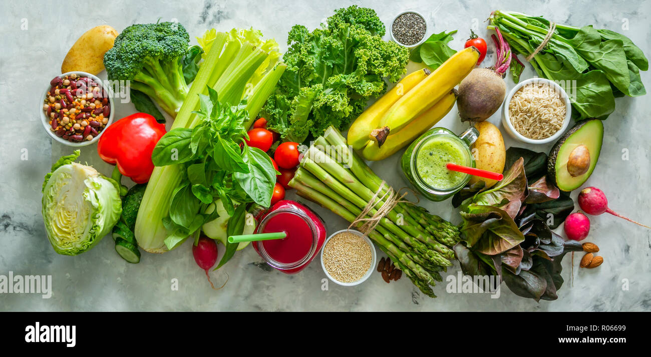 Diète alcaline - concept d'aliments frais sur fond rustique, copy space Banque D'Images