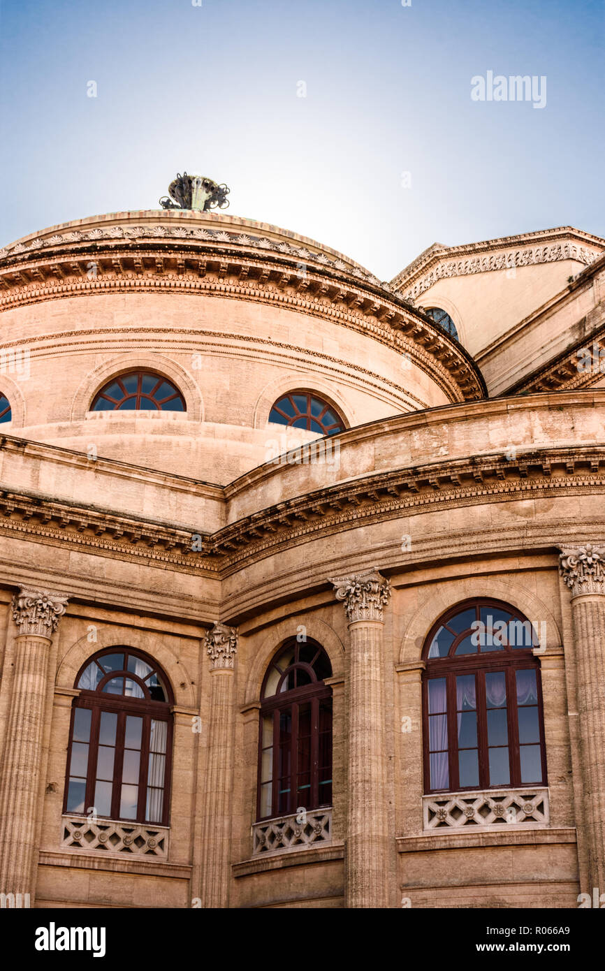 Teatro Massimo Vittorio Emanuele est une maison d'opéra et d'opéra situé sur la Piazza Verdi à Palerme Banque D'Images