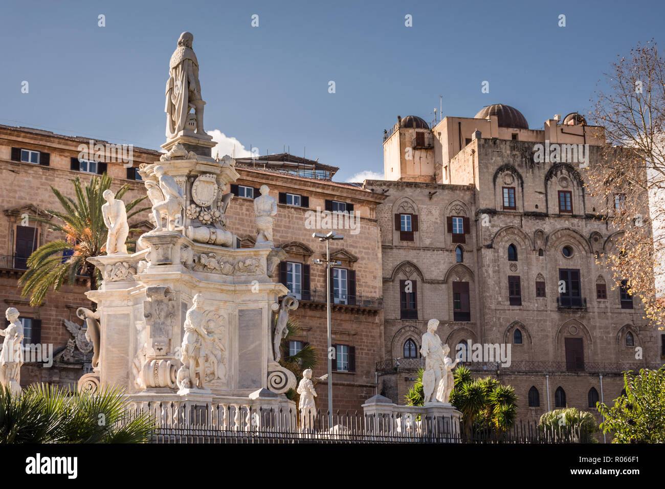 Teatro Marmoreo fontaine en l'honneur de Philippe V, Piazza della Vittoria, Palerme, Sicile, Italie Banque D'Images
