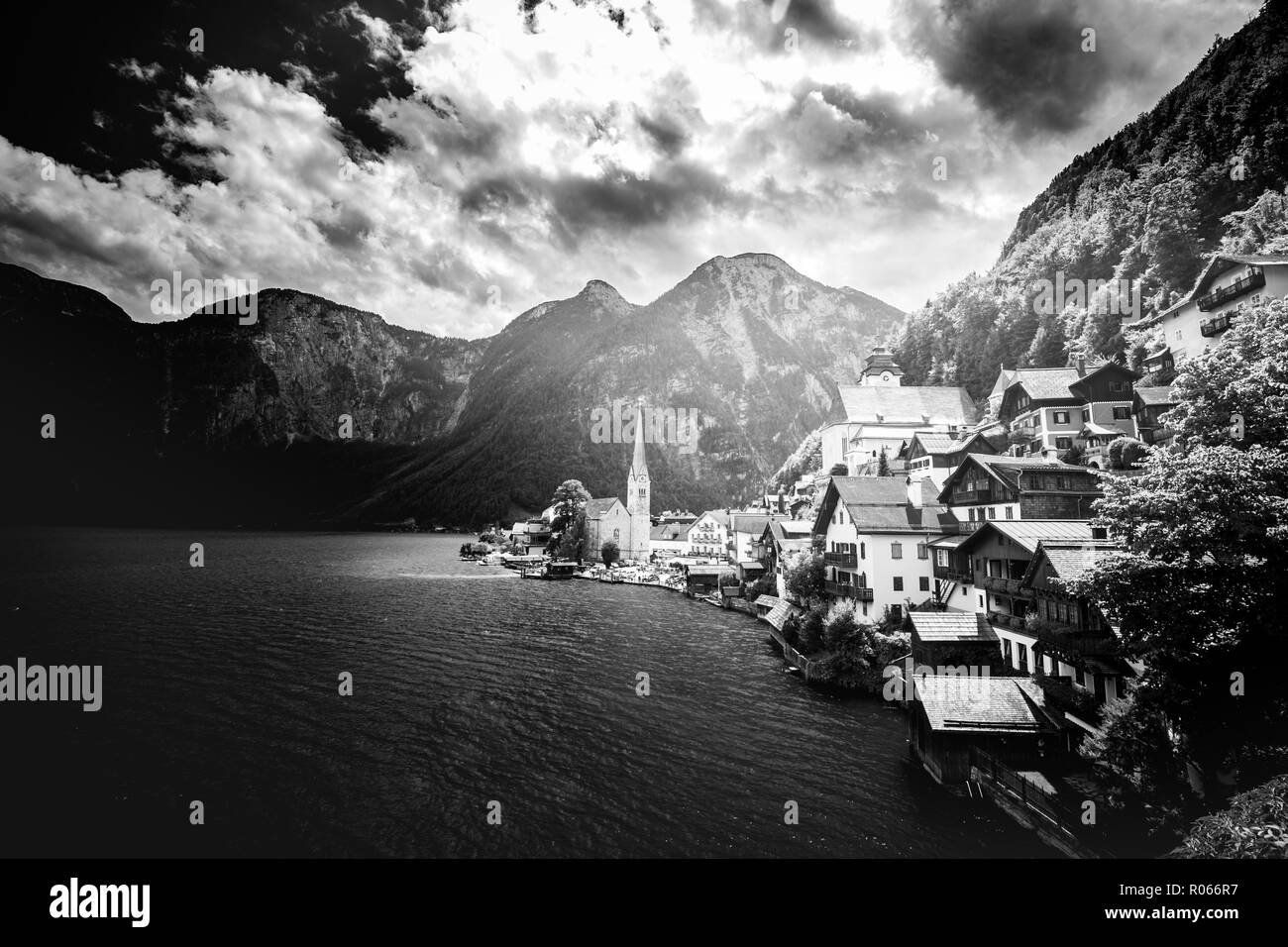 Le village de Hallstatt lac Hallstatter dans Alpes autrichiennes. Belle vue sur les Alpes et le lac, paysage, réflexion vue spectaculaire. Belle scène de la nature Banque D'Images