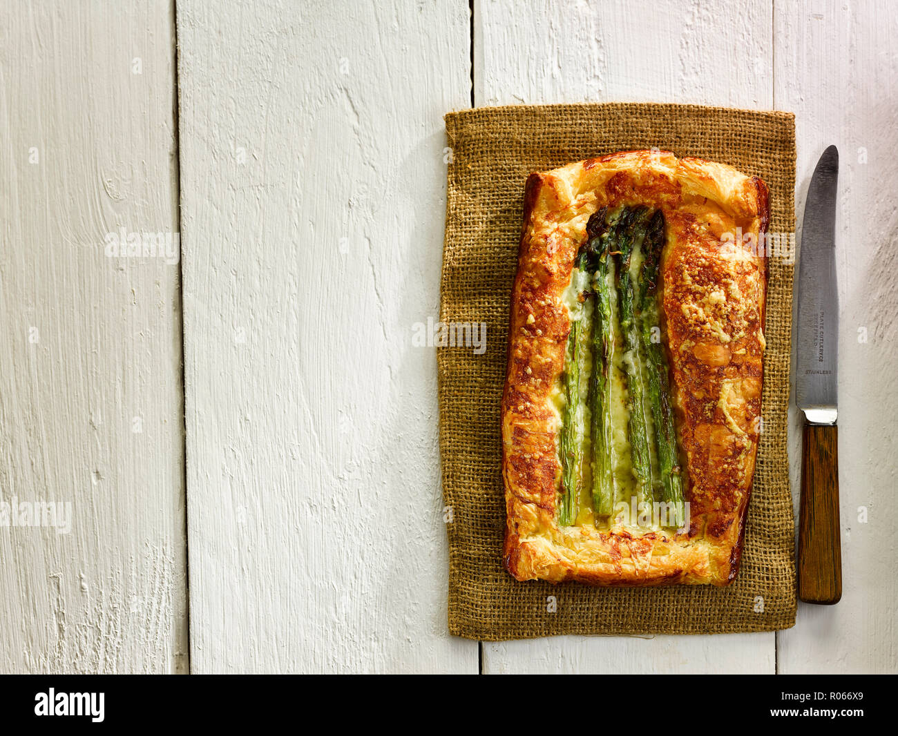 Technique d'hyperfocale sur les asperges et Aberwen Puff Pastry Banque D'Images