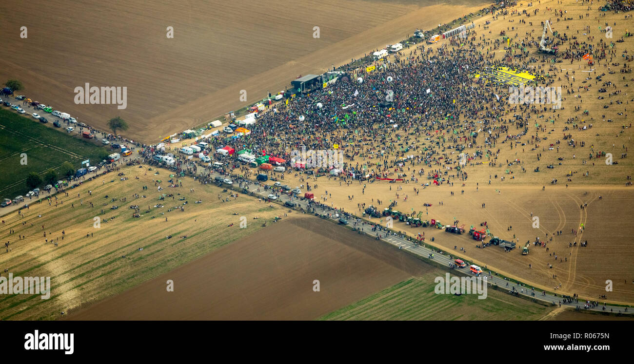 Photo aérienne, grande manifestation avec nous hambibleebet CHARBON FIN # banner, contre l'effacement de la Hambacher forêt, Hambach, Hambacher Forst, Banque D'Images