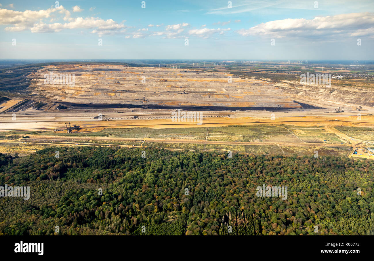 Aperçu de la mine de lignite Hambach et le Hambacher forêt, photographie aérienne, grande manifestation contre l'effacement de la Hambacher forêt, Ha Banque D'Images