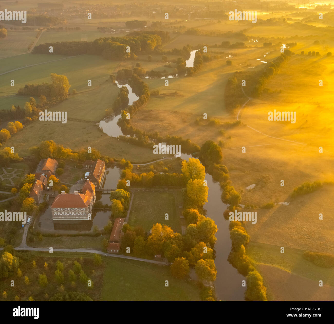 Vue aérienne, Oberwerries château dans la lumière du matin, Lippe, prés de la rivière Lippe, Lippeauen, Golden Octobre plus de Hamm, Hamm, Ruhr, Amérique du Rhine-We Banque D'Images