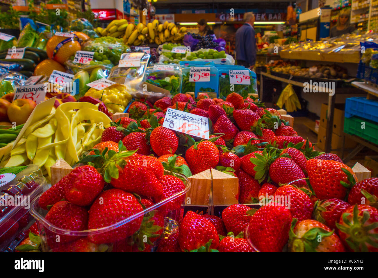 Étals de fruits frais du marché couvert dans la ville de Wroclaw, Pologne. Banque D'Images