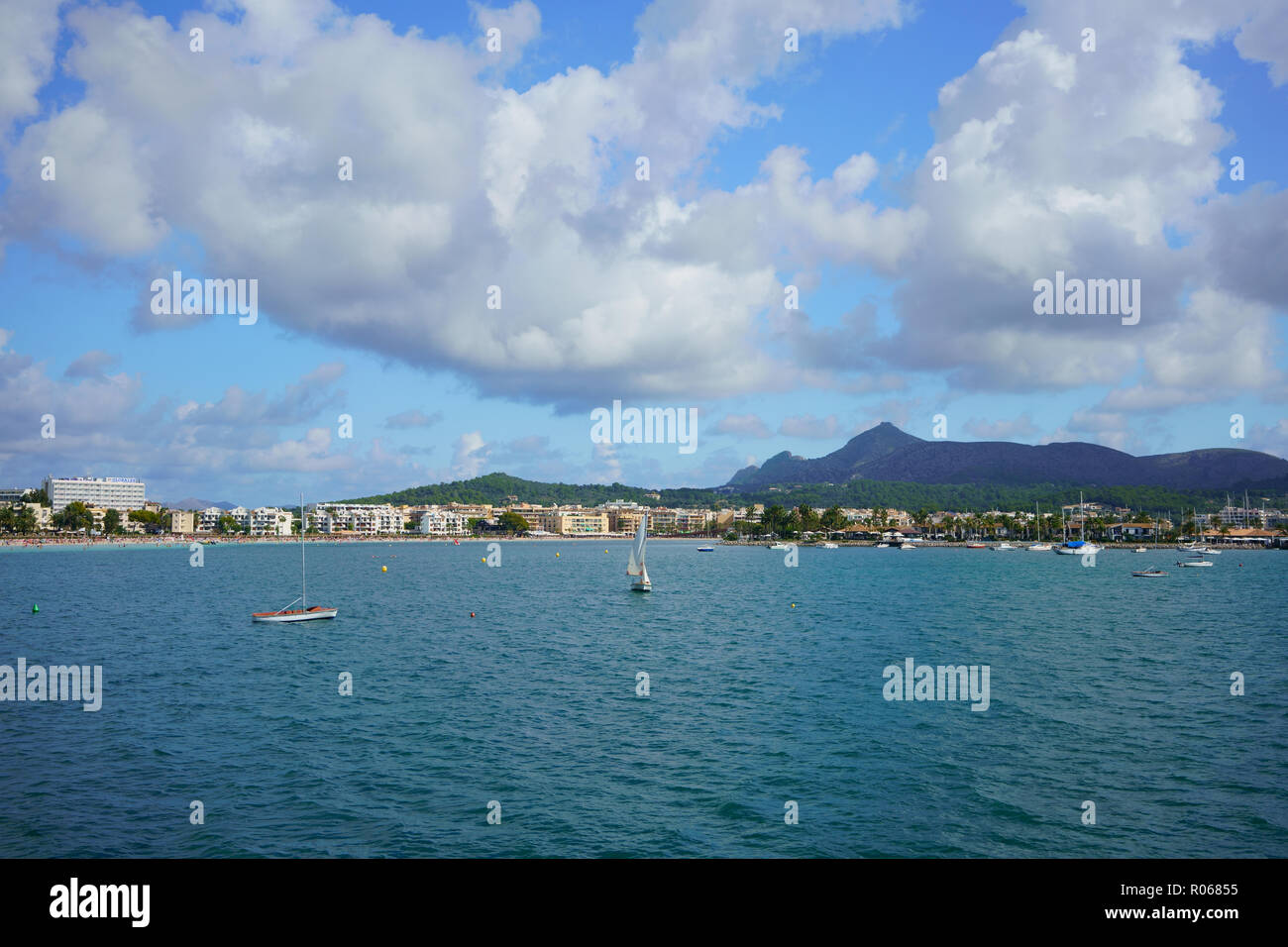 PORT D''ALCÚDIA, Majorque, ESPAGNE - 5 octobre, 2018 : panorama paysage maritime de Port Alcudia, une destination populaire pour les sports d'eau. Banque D'Images