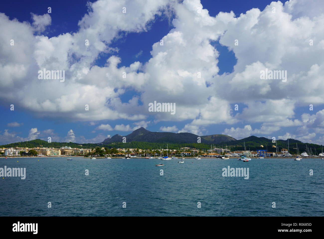 PORT D''ALCÚDIA, Majorque, ESPAGNE - 5 octobre, 2018 : panorama paysage maritime de Port Alcudia et Port de Plaisance Alcudiamar. Banque D'Images