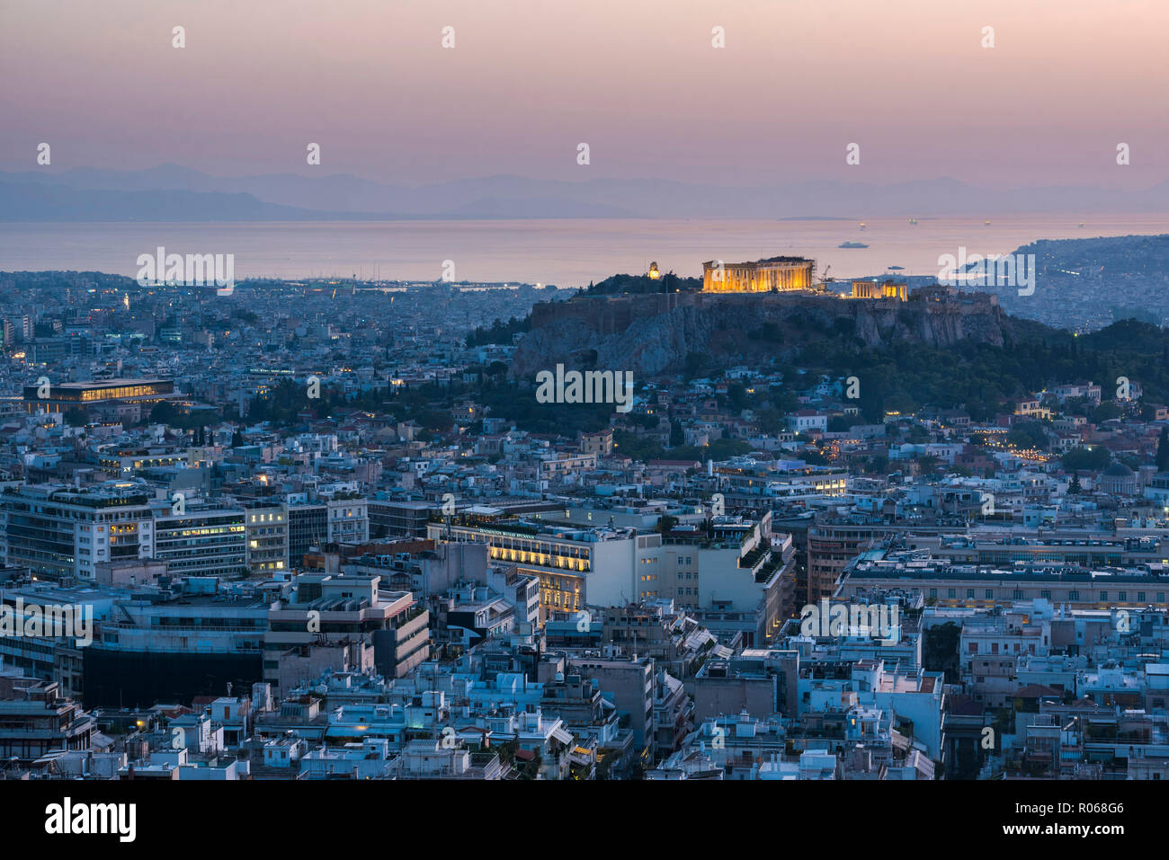 Vue sur Athènes et l'Acropole au coucher du soleil de Likavitos Hill, Athènes, Attique, Grèce, Europe Banque D'Images