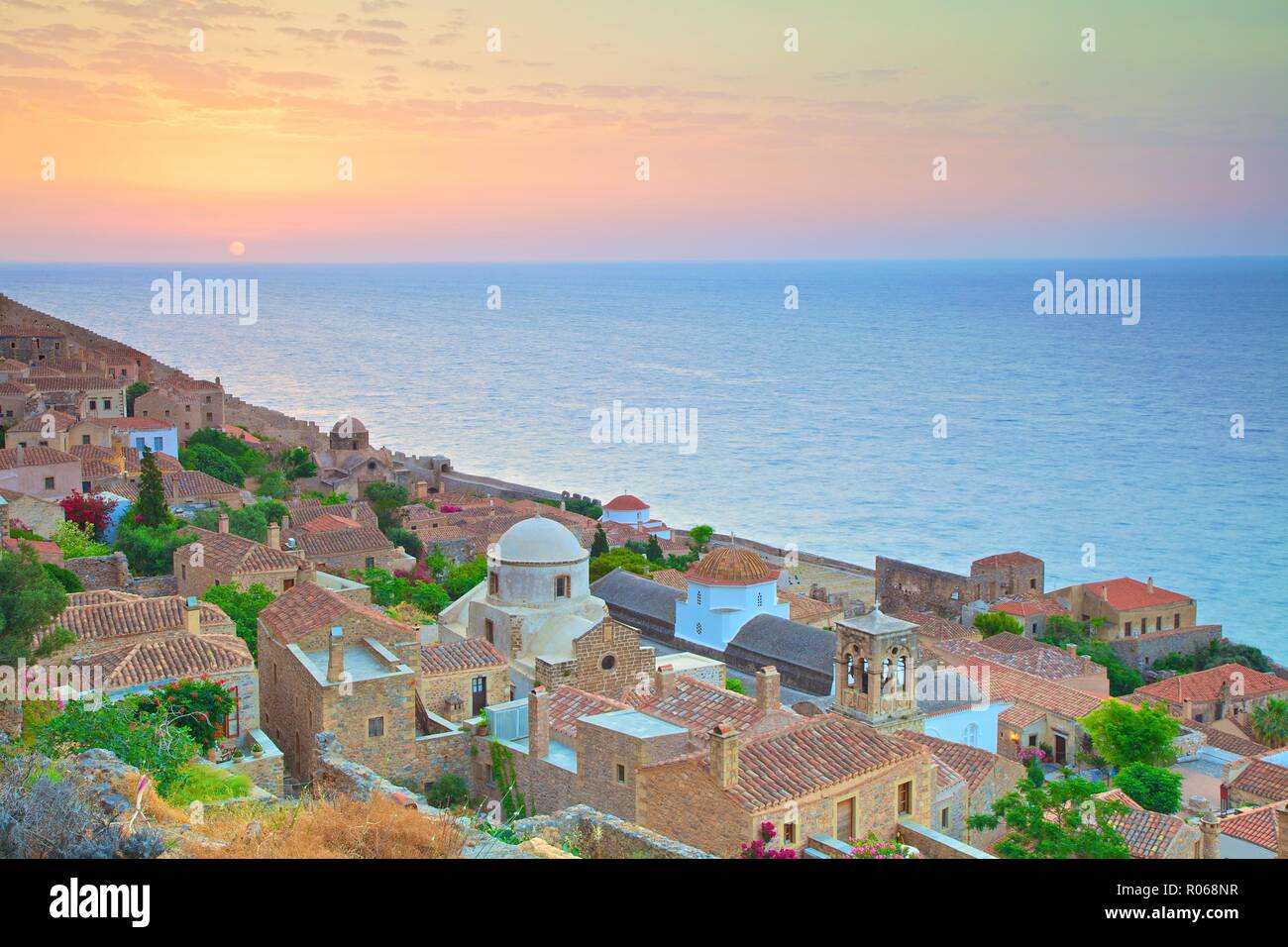 Aube sur Monemvasia, Laconie, Péloponnèse, Grèce, Europe Banque D'Images