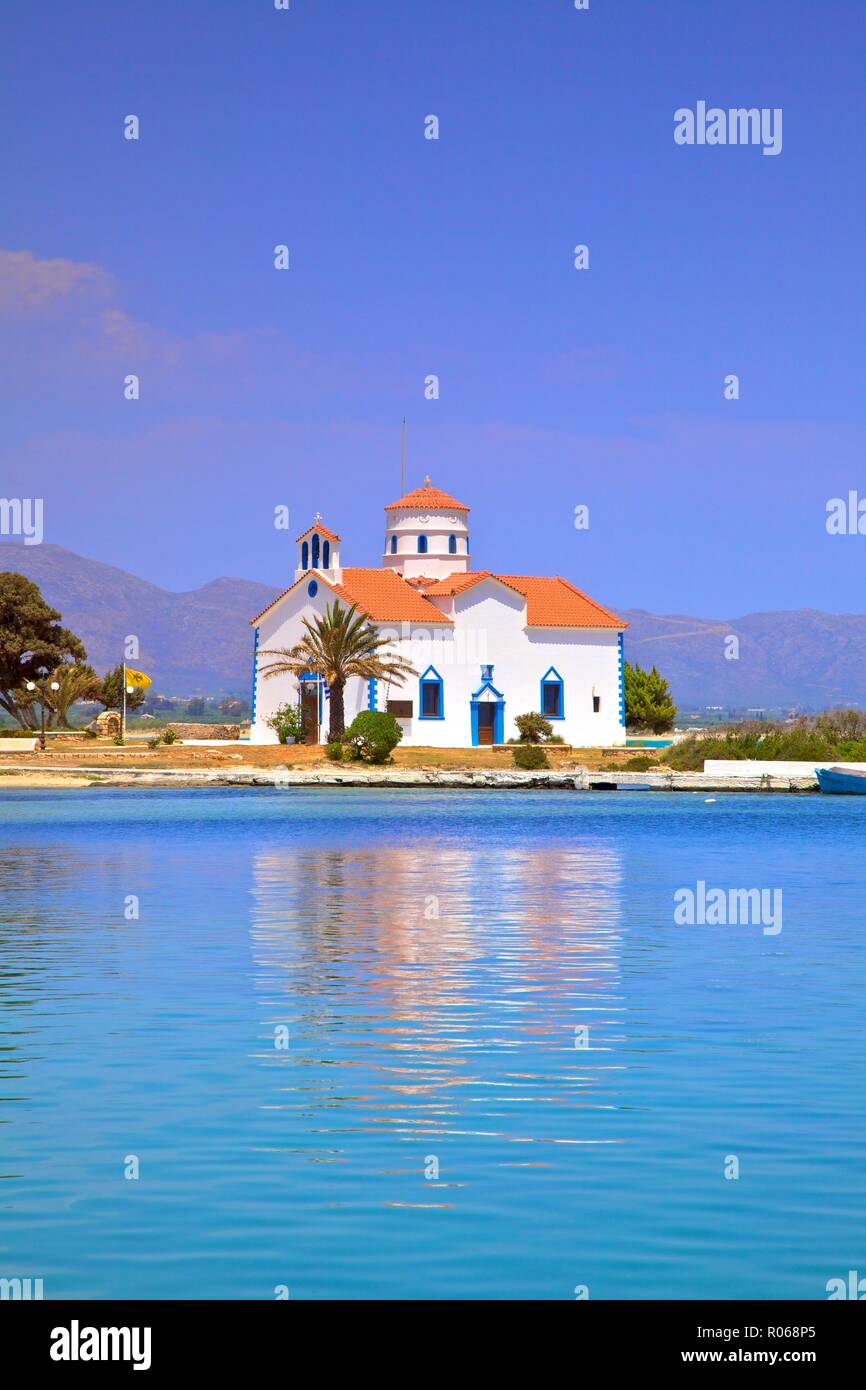 Le port et l'église Agios Spyridon, Elafonisos Island, Laconie, Péloponnèse, Grèce, Europe Banque D'Images