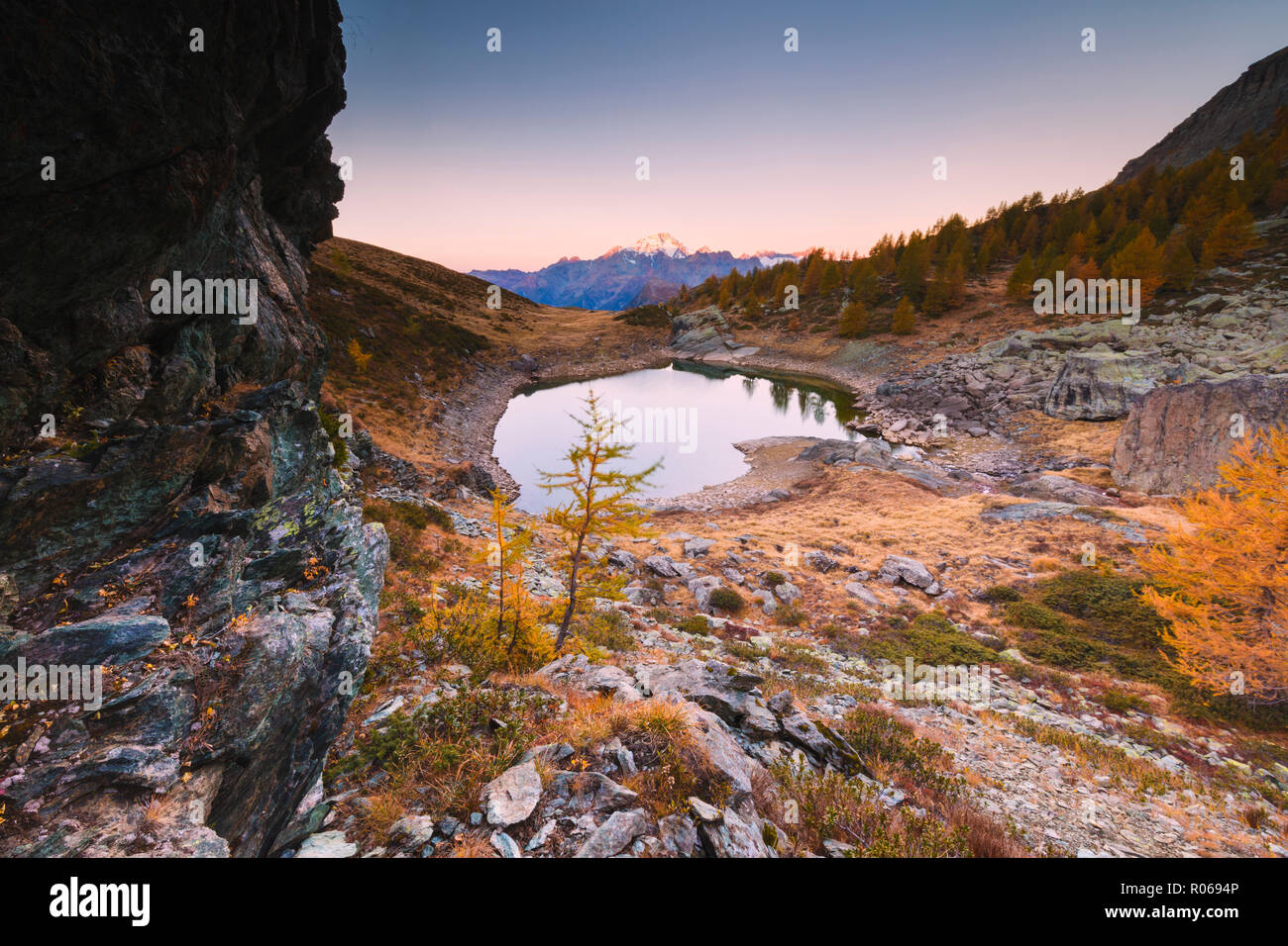 Lever du soleil sur les lacs de Campagneda en automne, Valtournenche, Valtellina, province de Sondrio, Lombardie, Italie, Europe Banque D'Images
