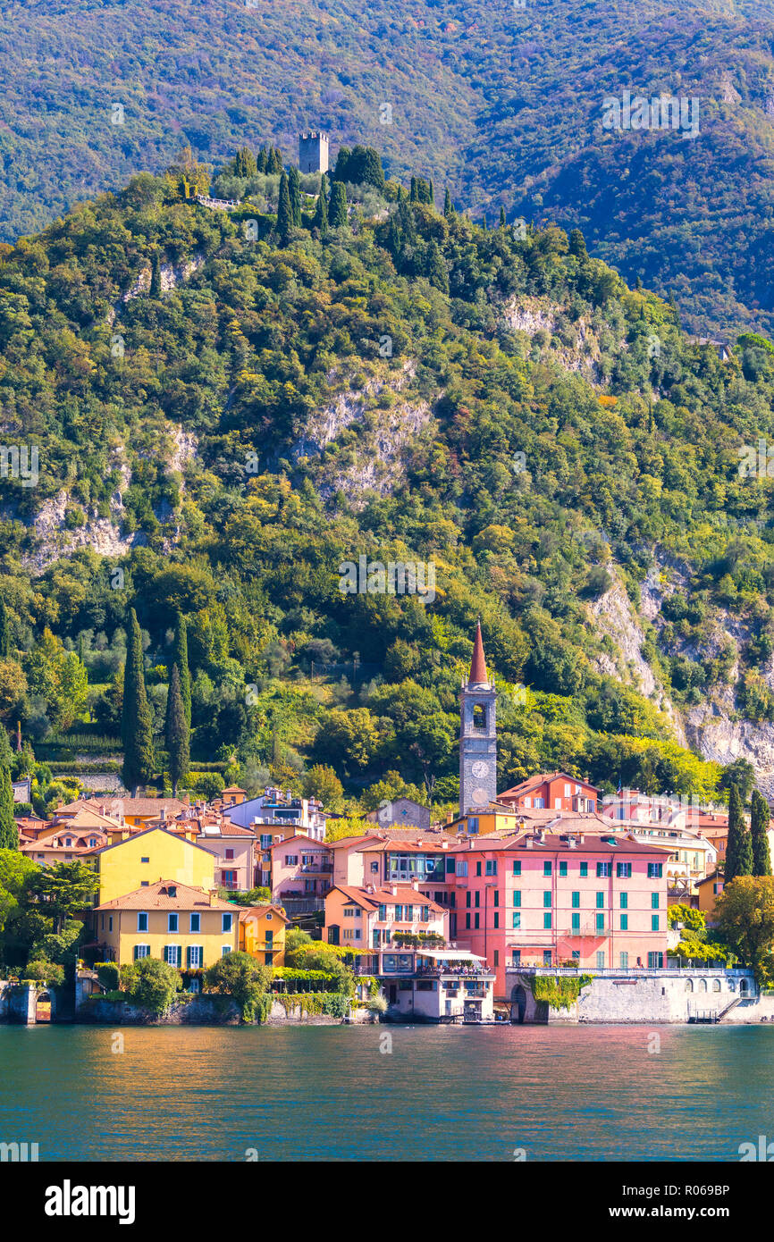 Varenna et Torre di Vezio vu à partir d'un voyage en bateau sur le lac de Côme, Lecco, Lombardie, province lacs italiens, Italie, Europe Banque D'Images