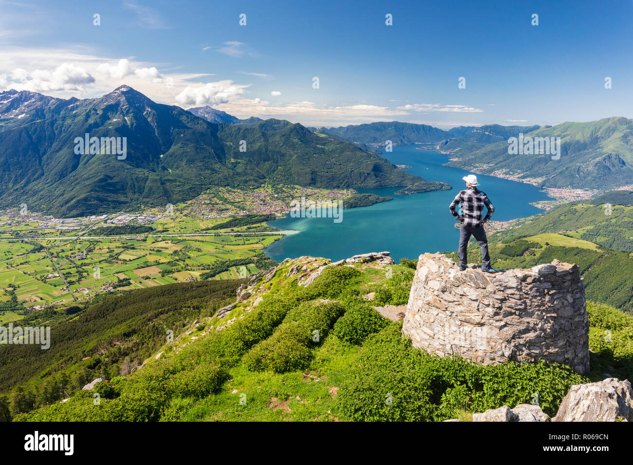 Randonneur sur sommet du Monte Berlinghera regarde vers Colico et Monte Legnone, province de Sondrio, Lombardie, Italie, Europe Banque D'Images