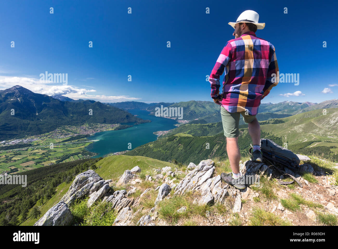 Randonneur sur sommet du Monte Berlinghera regarde vers Colico et Monte Legnone, province de Sondrio, Lombardie, Italie, Europe Banque D'Images