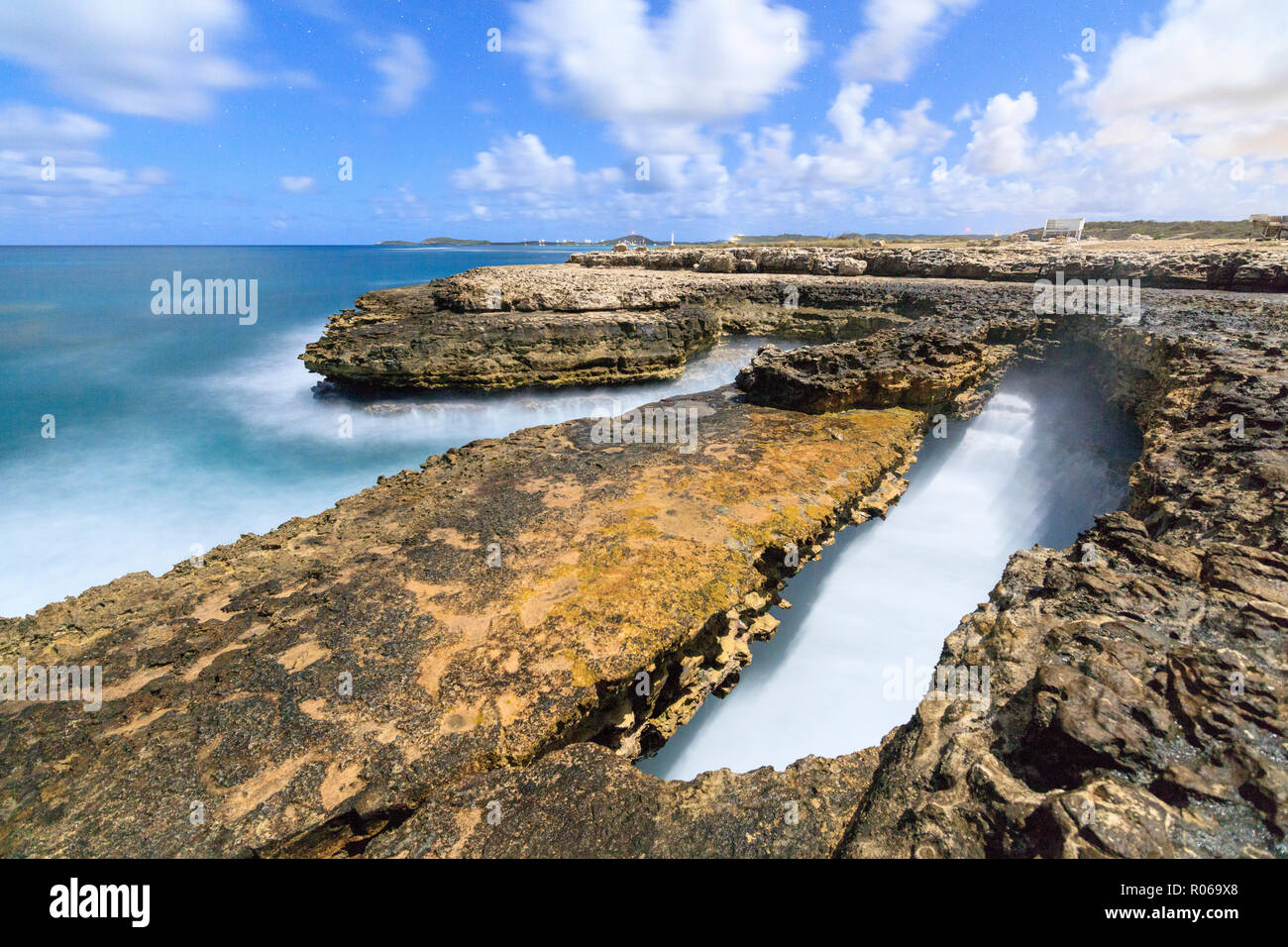 L'état de la mer et les falaises, Pont du Diable, Antigua, Antigua et Barbuda, Iles sous le vent, Antilles, Caraïbes, Amérique Centrale Banque D'Images