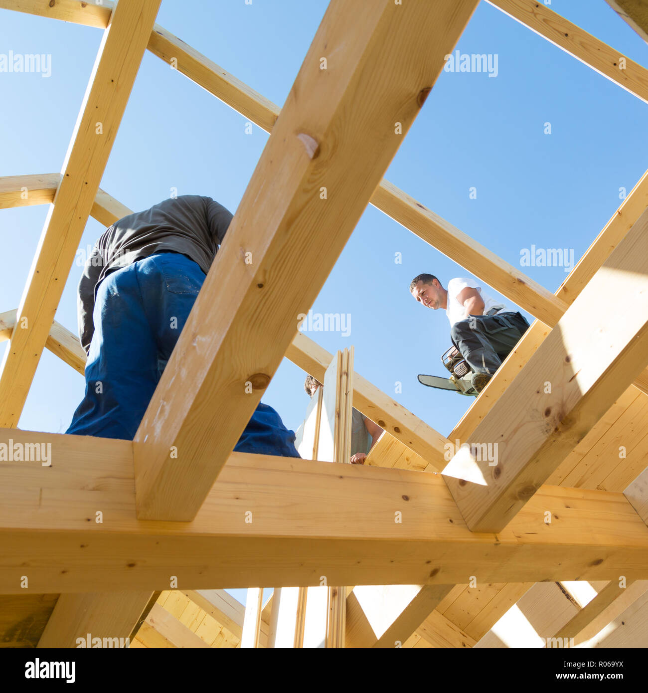 Les constructeurs à travailler avec toiture en bois de construction. Banque D'Images