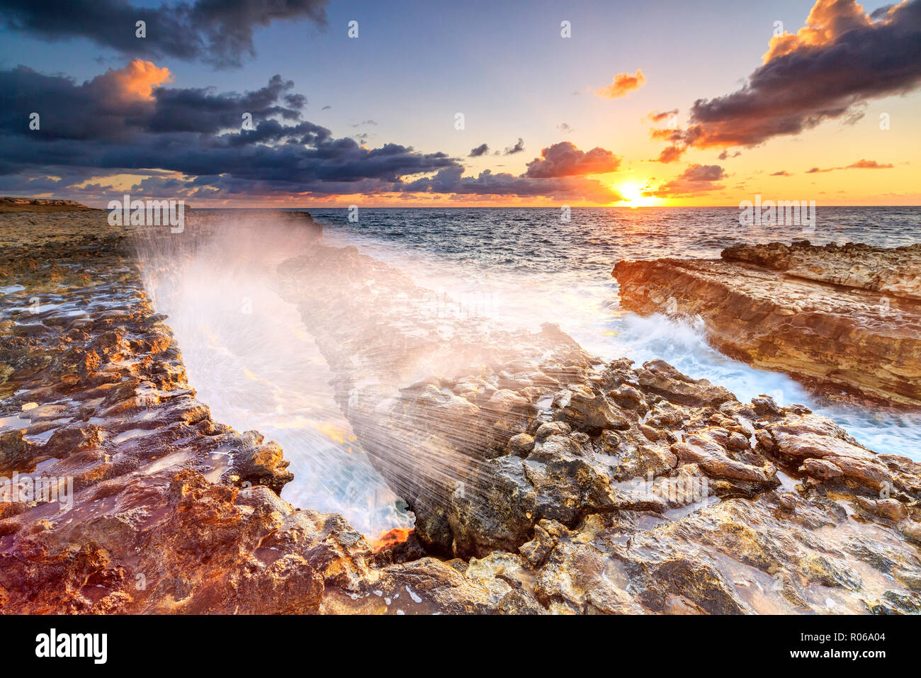 Vagues se briser sur les falaises au lever du soleil, Pont du Diable, Antigua, Antigua et Barbuda, Iles sous le vent, Antilles, Caraïbes, Amérique Centrale Banque D'Images