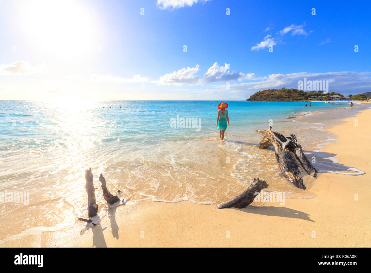 Rear view of woman with hat marche sur Ffryes Beach, Antigua, Antigua et Barbuda, Iles sous le vent, Antilles, Caraïbes, Amérique Centrale Banque D'Images