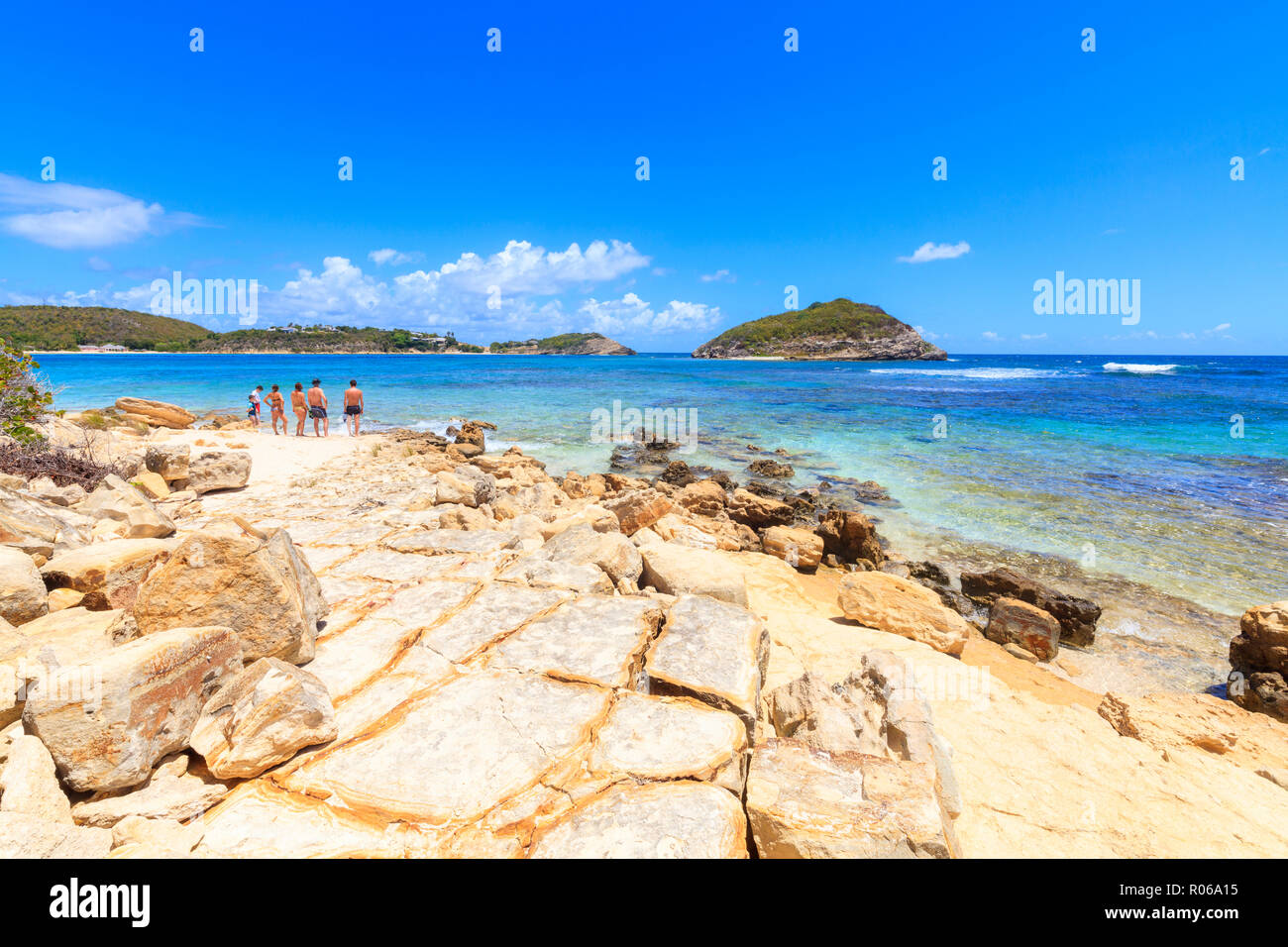 Les gens sur des rochers surplombant la mer de cristal, Half Moon Bay, Antigua-et-Barbuda, les îles sous le vent, Antilles, Caraïbes, Amérique Centrale Banque D'Images