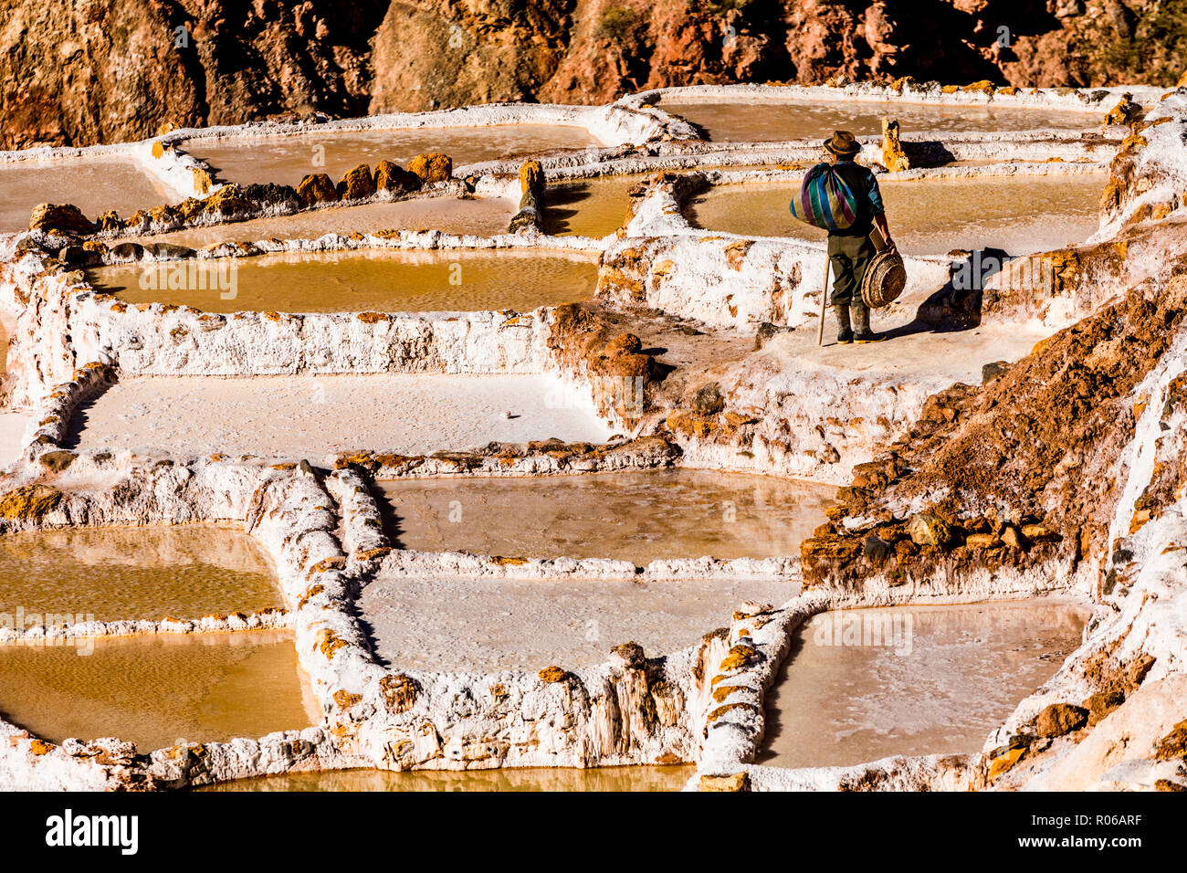 Terrasses de sel dans la vallée sacrée où les gens sont encore l'exploitation minière et de criblage des piscines en terrasses comme les Incas n il y a 1000 ans, le Pérou, Amérique du Sud Banque D'Images