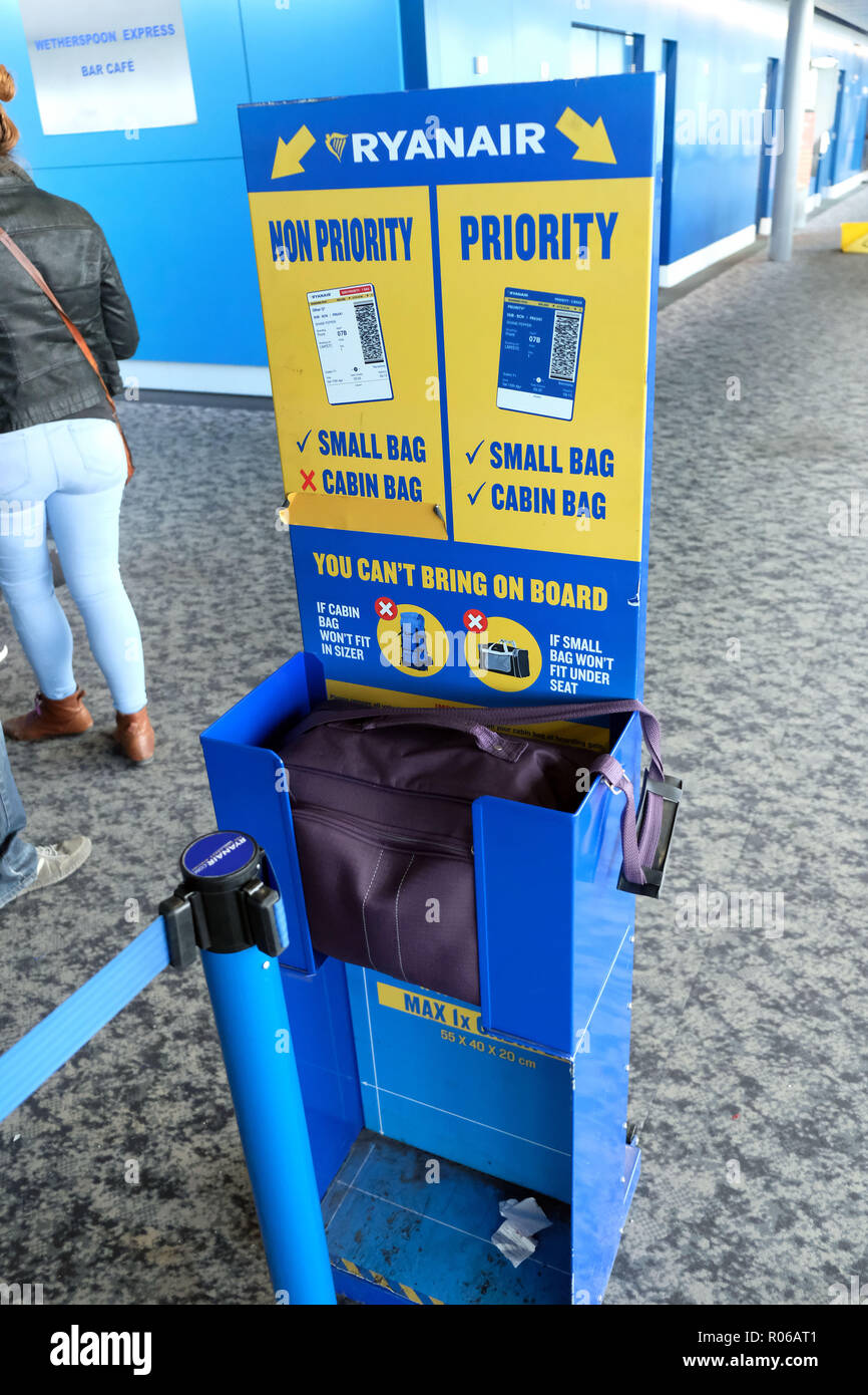 Pic montre : nouvelle petite taille sac admis sur les avions de Ryanair  pour libre. Contrôle de sizer à toutes les portes pour empêcher les  passagers voir ici à l'aéroport de Stansted.