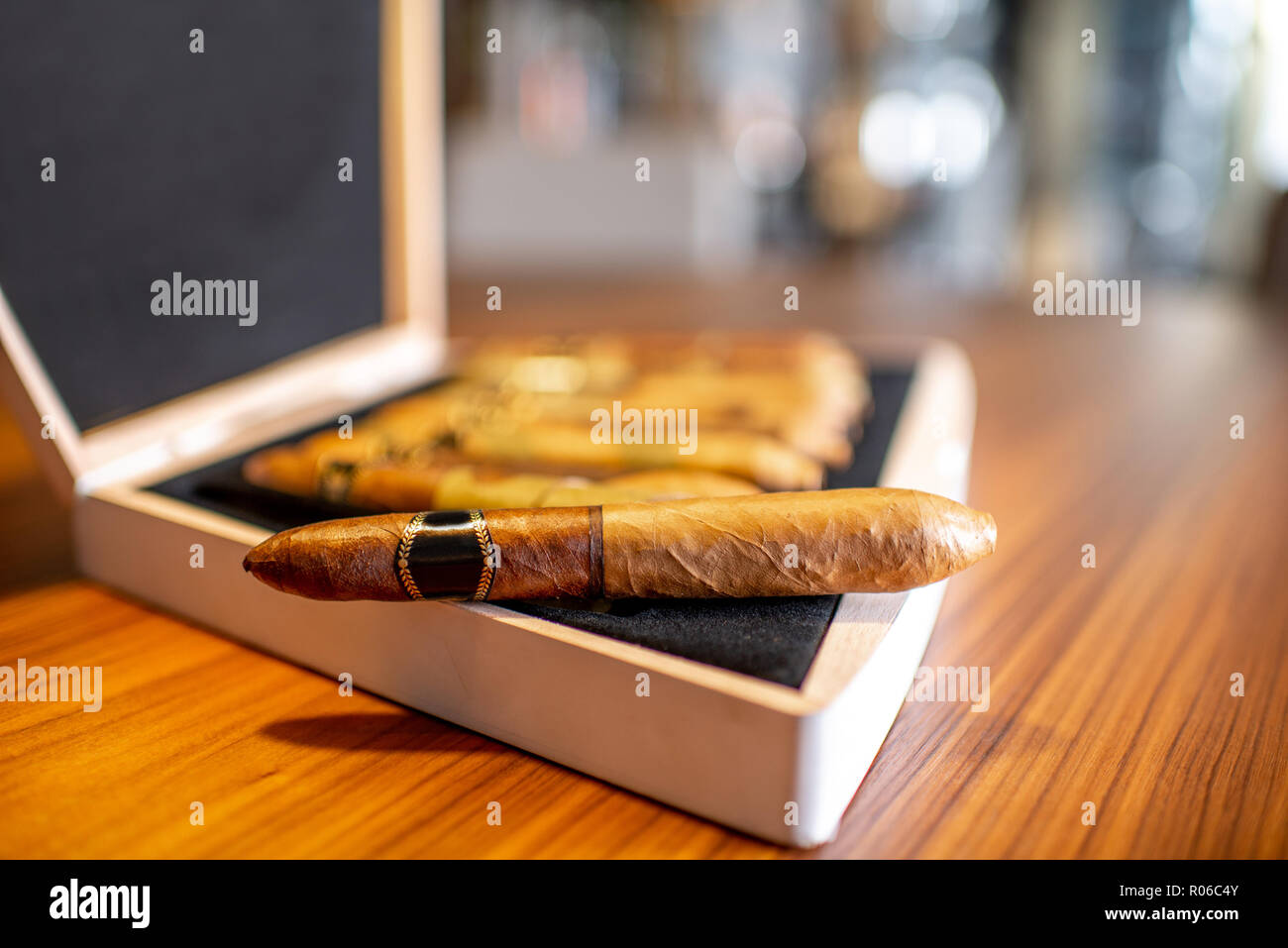 Close-up de cigare de luxe situé sur la table en bois à l'intérieur Banque D'Images