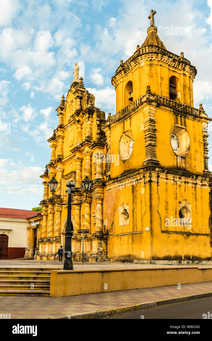 Une vue de la façade baroque colorée de l'Église du Souvenir, Leon, Nicaragua, Amérique Centrale Banque D'Images