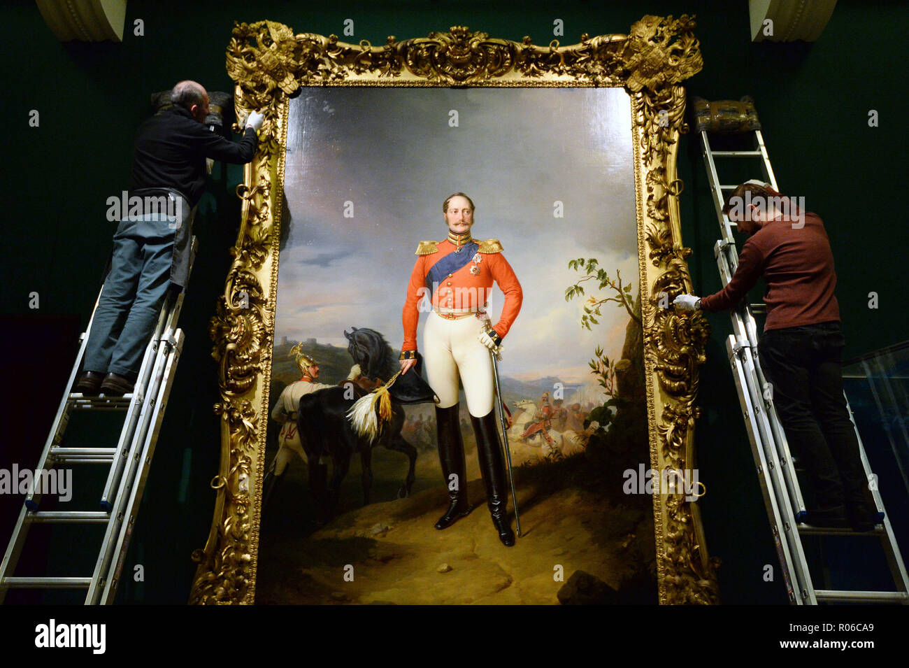 De 0001 sous embargo vendredi 02 novembre un portrait de Nicolas Ier de Russie, commandé comme cadeau à la reine Victoria, en cours d'installation de l'avant la nouvelle exposition Russie : image et les Romanov, qui ouvre la semaine prochaine au Queen's Gallery, Buckingham Palace, Londres. Banque D'Images