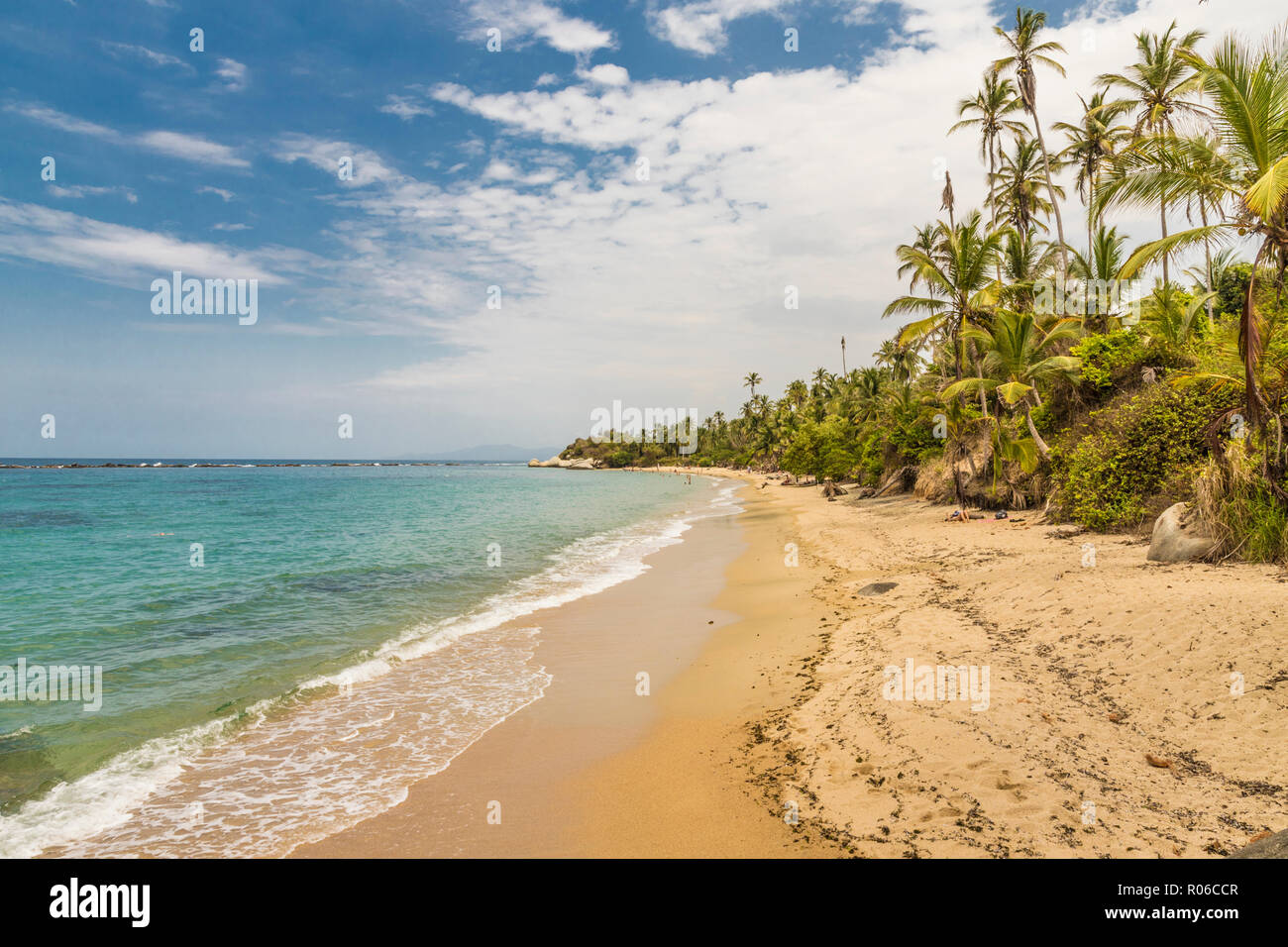 Une vue sur une plage, la jungle et la mer des Caraïbes, dans le Parc National Tayrona en Colombie, Amérique du Sud Banque D'Images