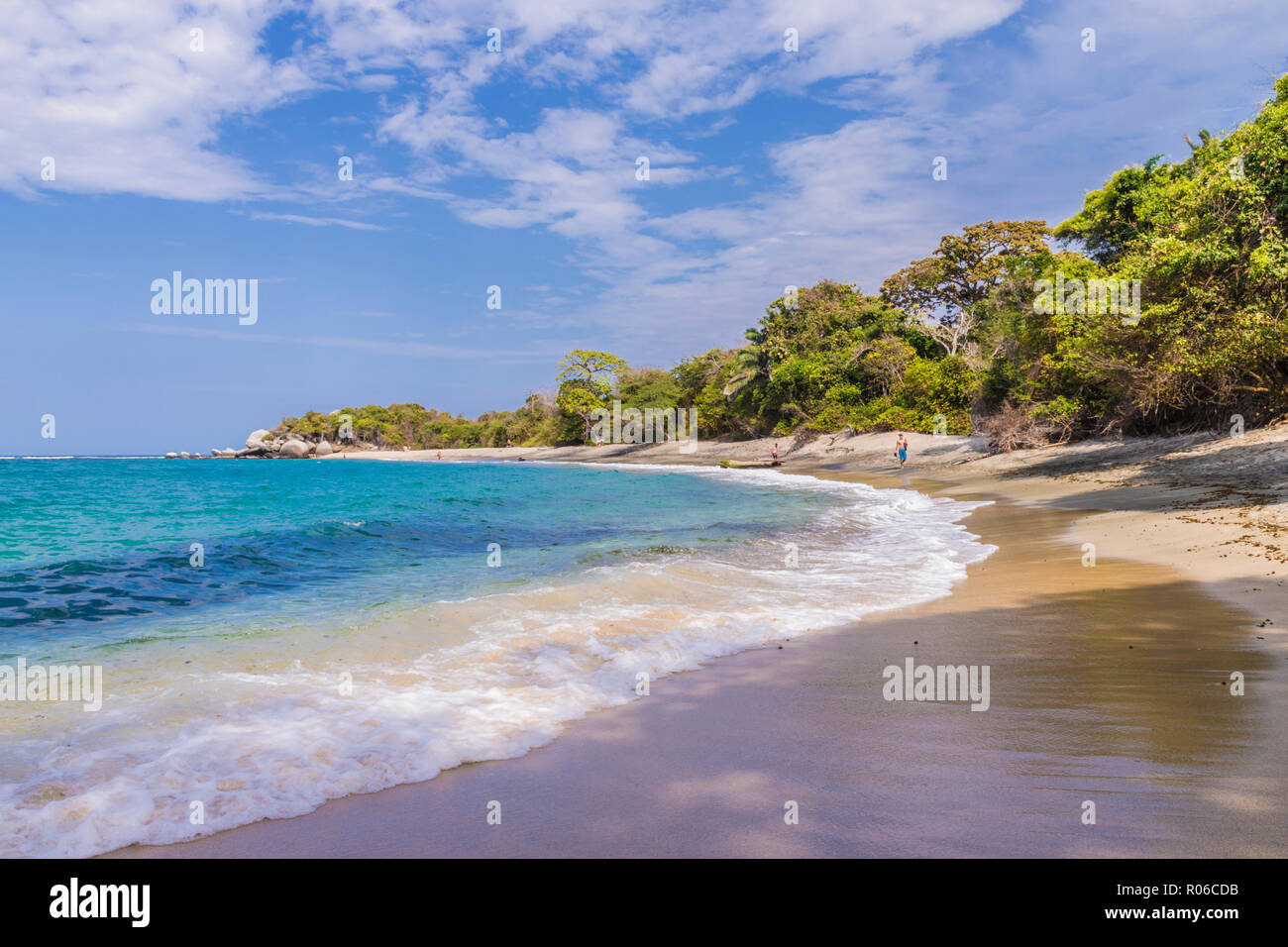 Une vue d'une plage et la mer des Caraïbes dans le Parc National Tayrona en Colombie, Amérique du Sud Banque D'Images