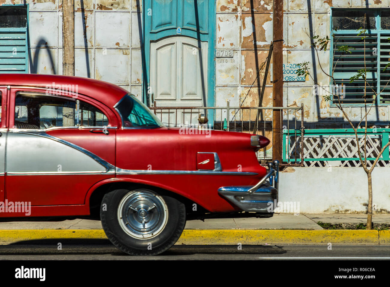 Une voiture américaine classique passé un vieux bâtiment à Varadero, Cuba, Antilles, Caraïbes, Amérique Centrale Banque D'Images