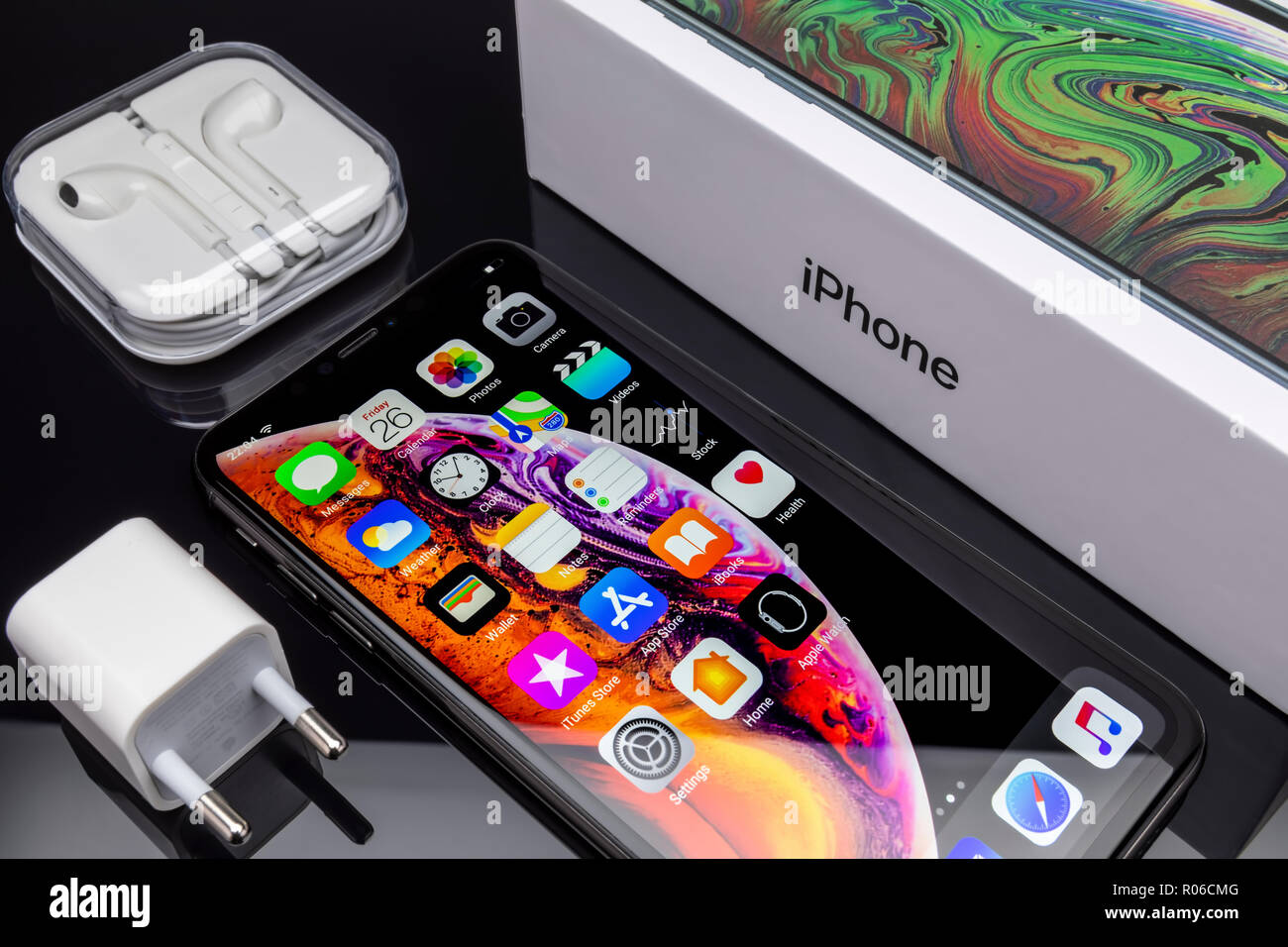 Galati, Roumanie - 26 octobre 2018 : lancement d'Apple le nouveau smartphone iPhone et iPhone Xs Xs Xs iPhone. max max sur fond noir. Banque D'Images