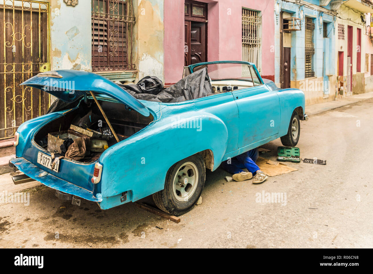 Une scène de rue typique dans le centre de La Havane, Cuba, Antilles, Caraïbes, Amérique Centrale Banque D'Images