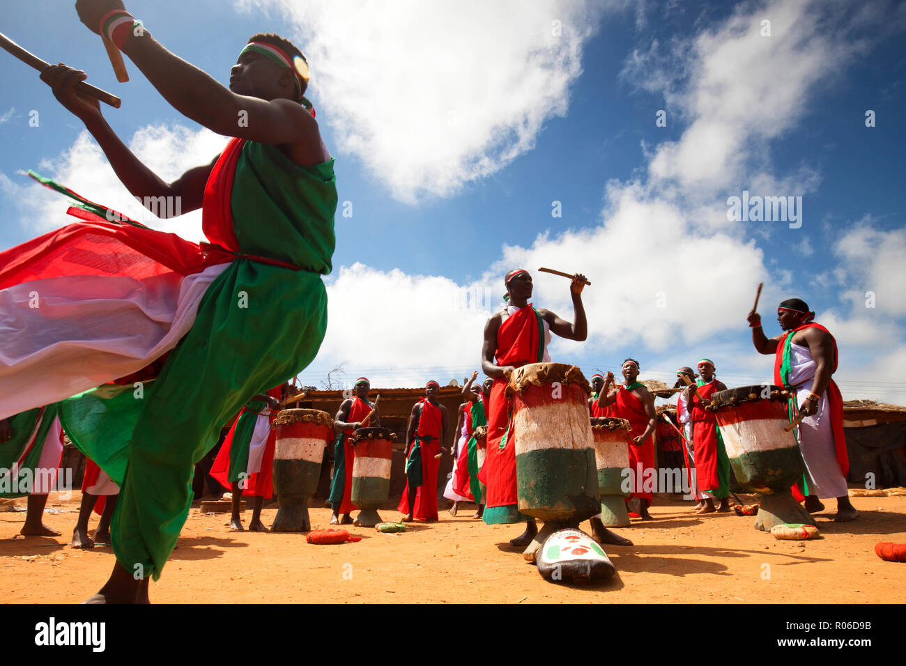 Danse burundaise traditionnelle typique avec batterie, Burundi, Afrique Banque D'Images