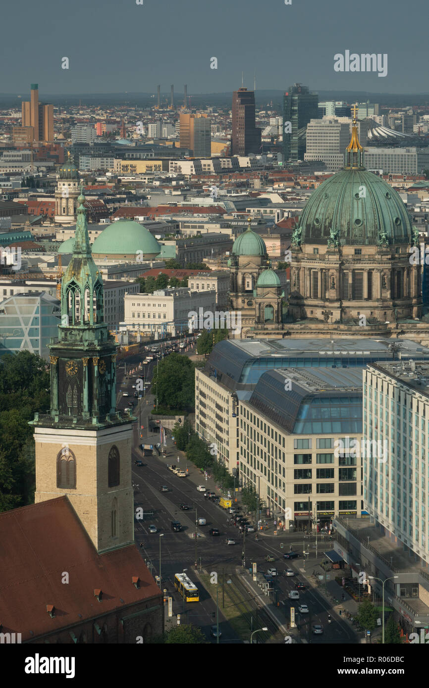 Aerial cityscape avec Berliner Dom dans le centre vu de l'Alexanderplatz, dans la lumière du matin, Berlin, Germany, Europe Banque D'Images