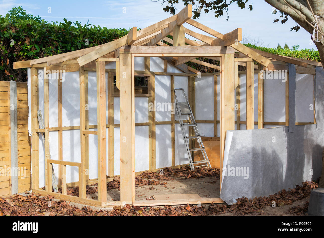 Construire Maison d'été ou jeter dans le jardin, structure en bois, imperméabilisé, sur une base de pierre, focua sélective Banque D'Images