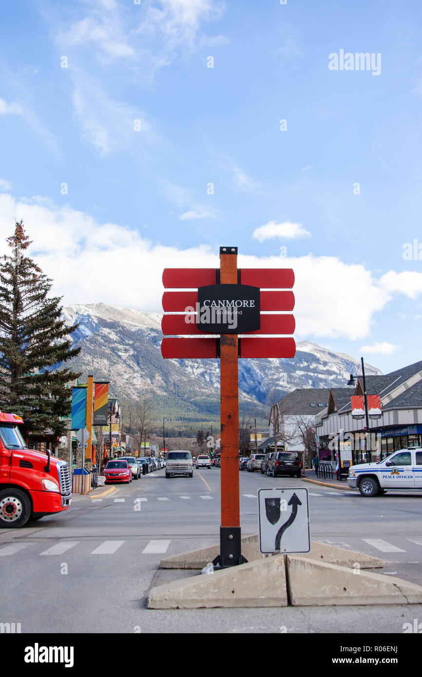 CANMORE, CANADA - OCT. 26, 2018 : un signe sur la rue principale du centre-ville de Canmore dans les Rocheuses canadiennes de Kananaskis. En tant que passerelle vers le parc national de Banff Banque D'Images