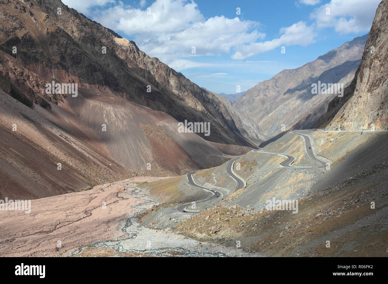 La seule route de la bibliothèque dans le Xinjiang Banque D'Images