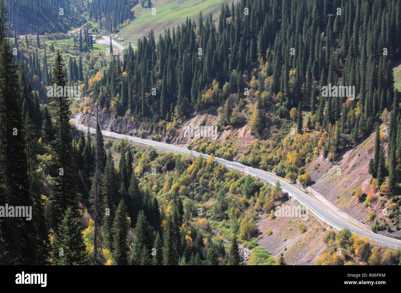 La seule route de la bibliothèque dans le Xinjiang Banque D'Images