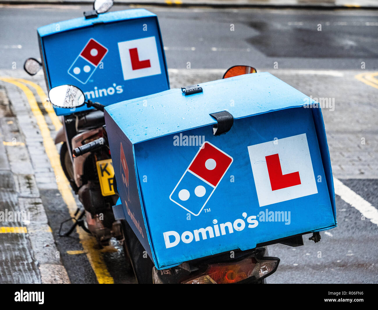 Livraison de pizza Domino's bikes Banque D'Images