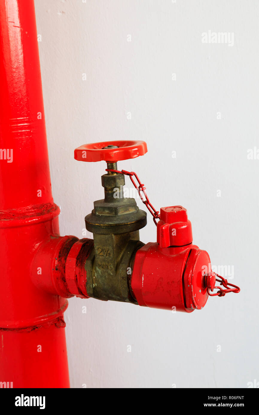 Montage de tuyau d'incendie de pièce jointe dans un bloc haute tour, Nicosie, Chypre Octobre 2018 Banque D'Images