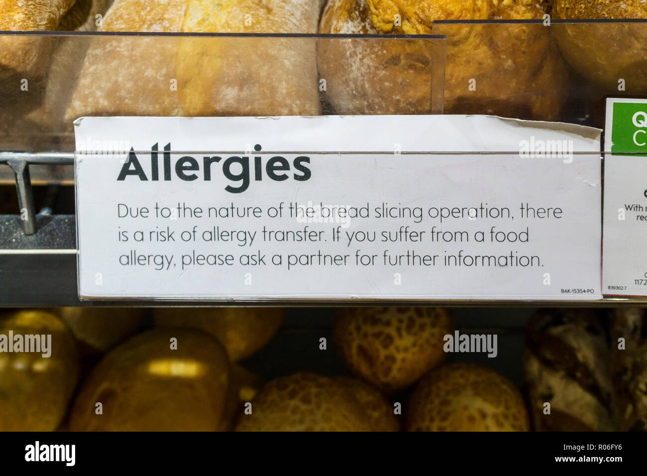 Une allergie Conseils étiquette sur un compteur de pain Waitrose met en garde contre les allergènes possibles ou d'allergie transfert. Banque D'Images