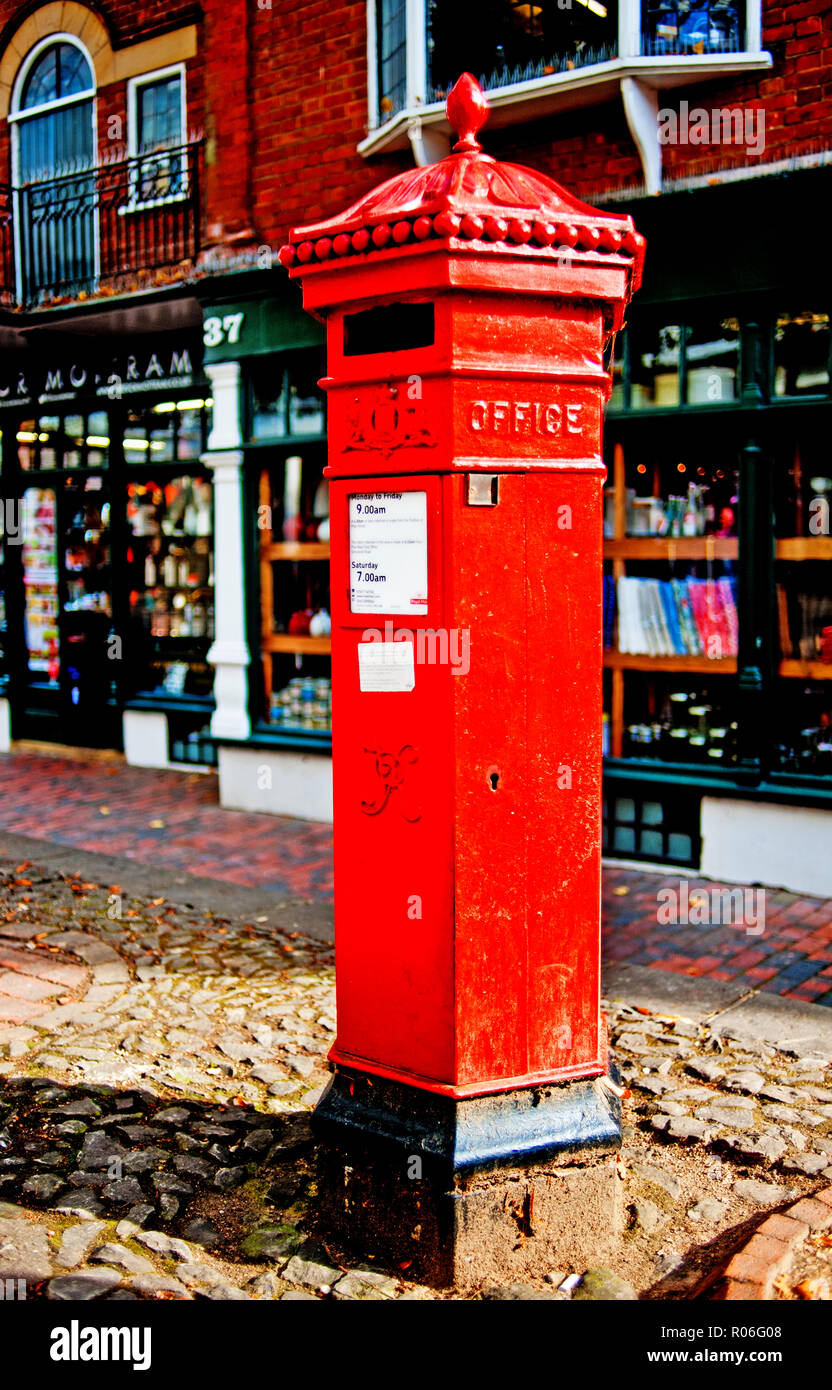 Postbox Victorienne, l'Pantiles, Tunbridge Wells, Kent, Angleterre Banque D'Images
